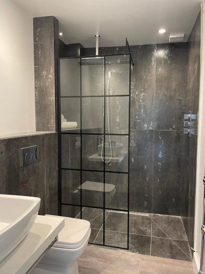 Booking Urban At Halstead Халстед Екстериор снимка
